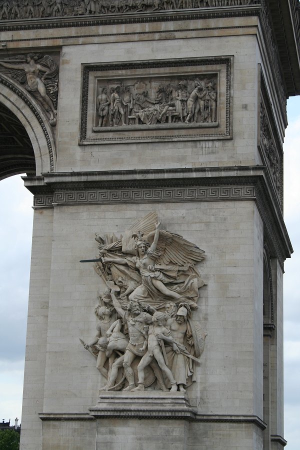 Arc de Triomphe, begrafenis gen. Marceau (boven) en het Vertrek van Vrijwilligers in 1792 (onder)