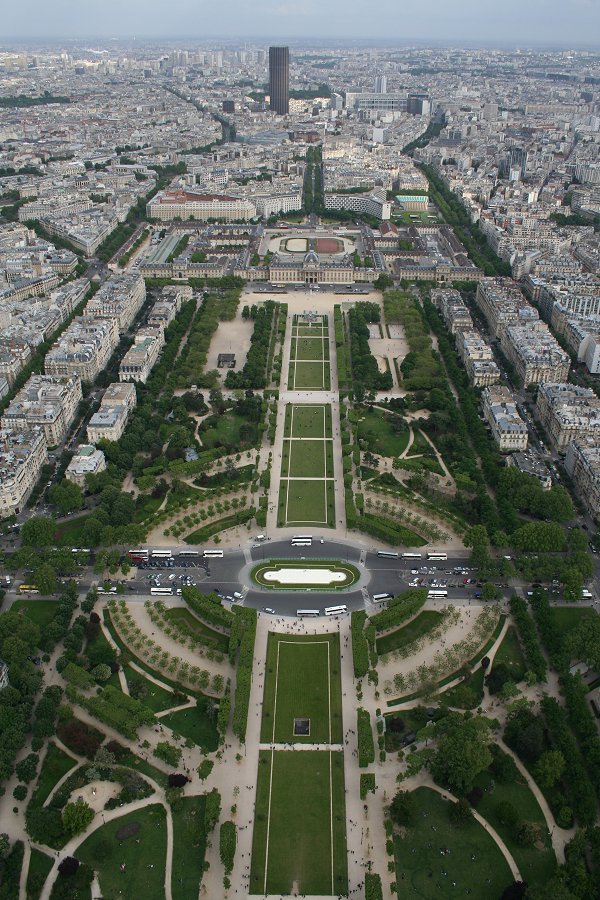 Eiffeltoren, zicht op Parc du Champ de Mars, Ecole Militaire en Tour Montparnasse