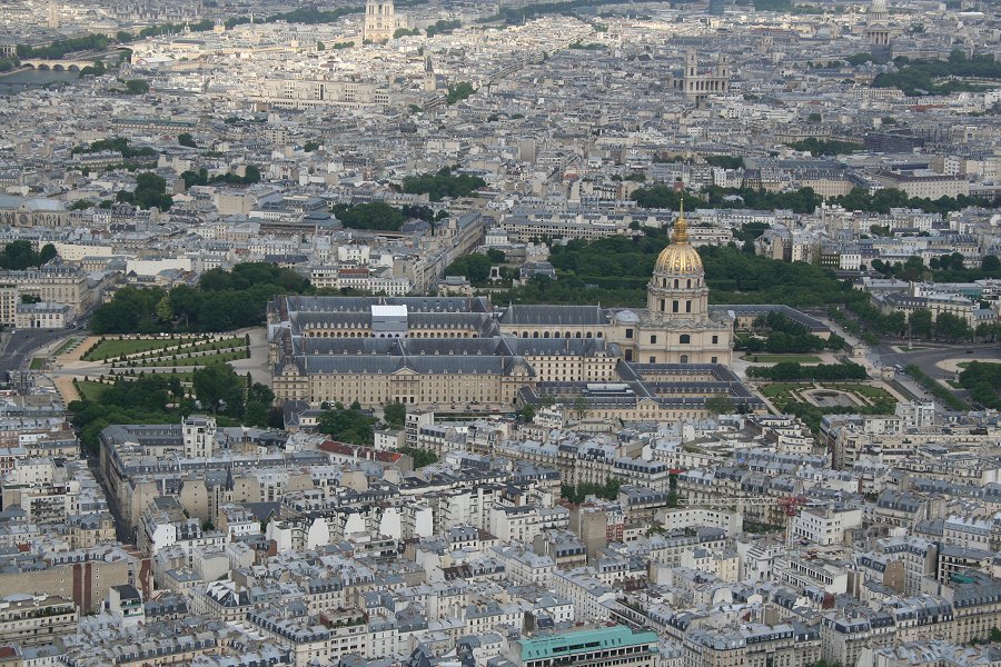 Eiffeltoren, zicht op Htel des Invalides