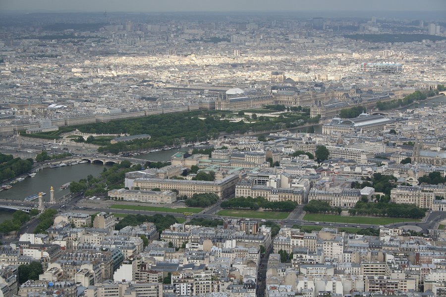 Eiffeltoren, zicht op Louvre en Jardins des Tuileries