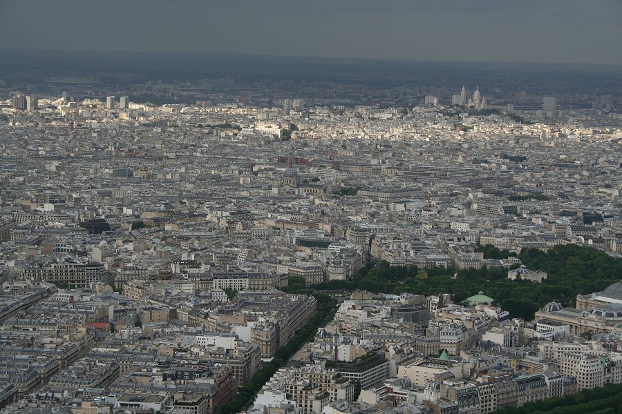 Eiffeltoren, zicht op Montmartre en zon op Pigalle
