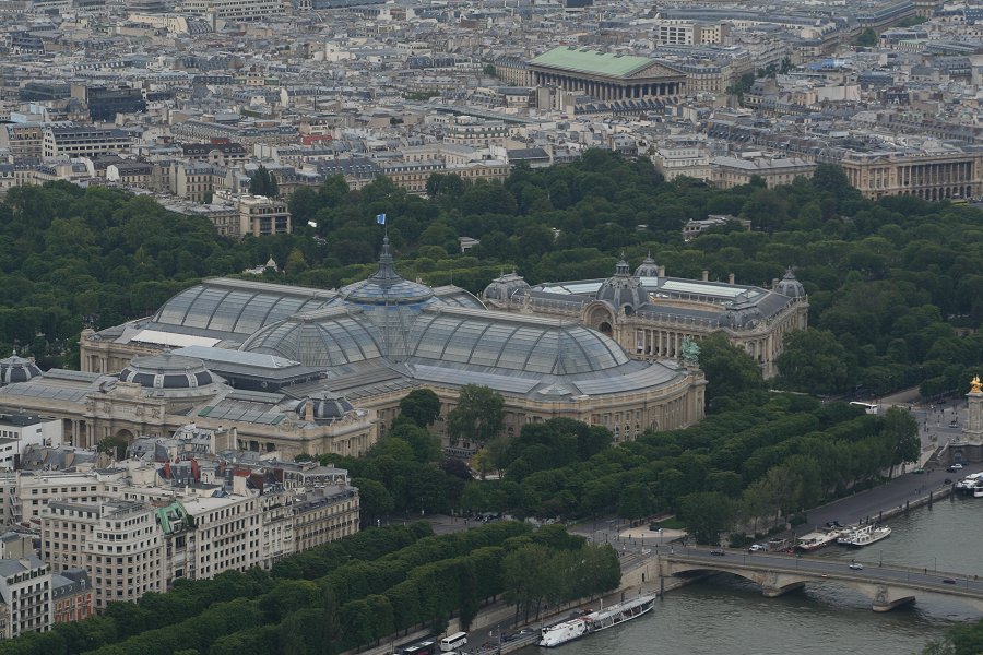 Eiffeltoren, zicht op Grand Palais, Petit Palais en La Madeleine